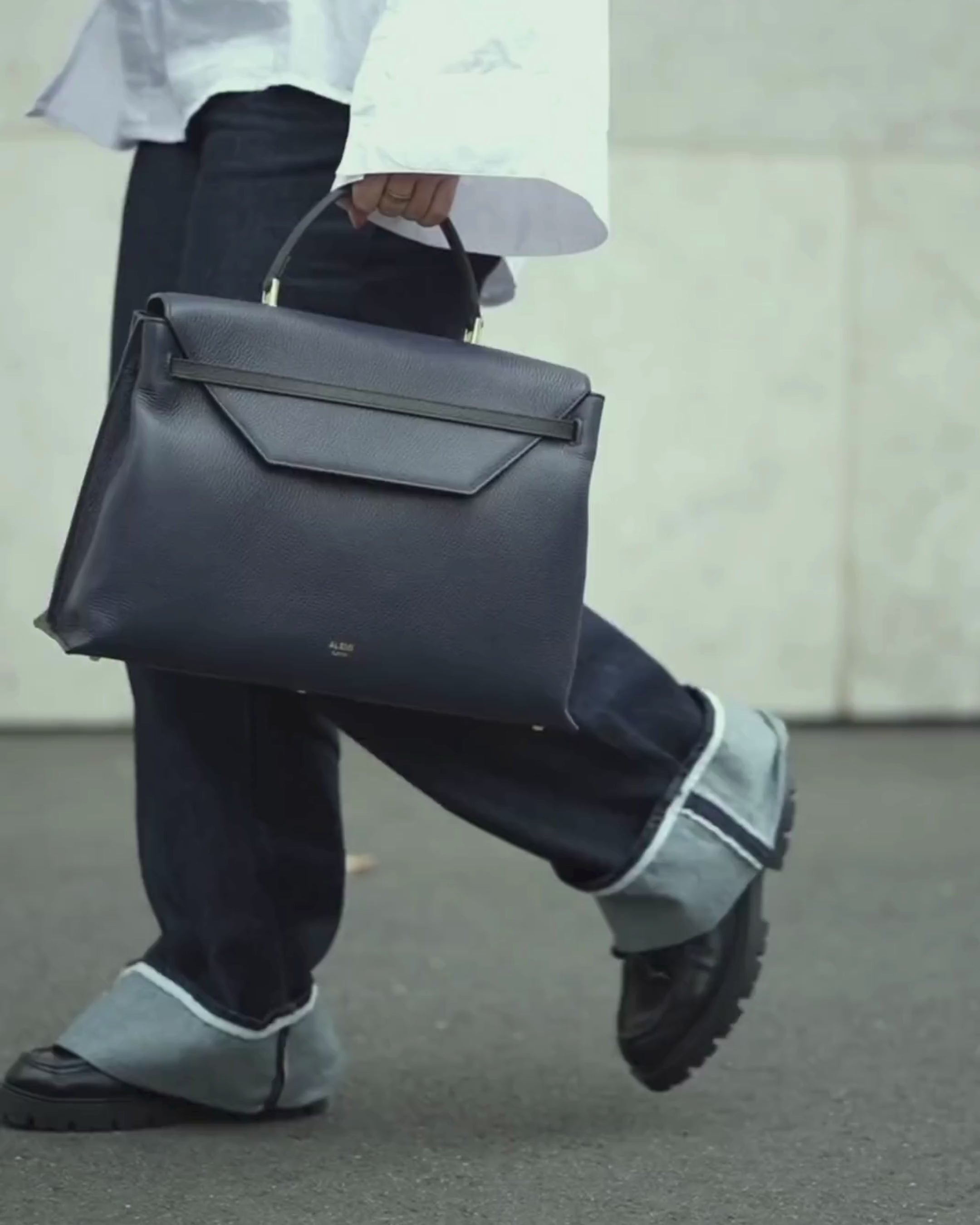 ALEMI Zurich | VIADUKT WORK | Laptop Bag | Black-Navy | Soft Grain Leather | Video
