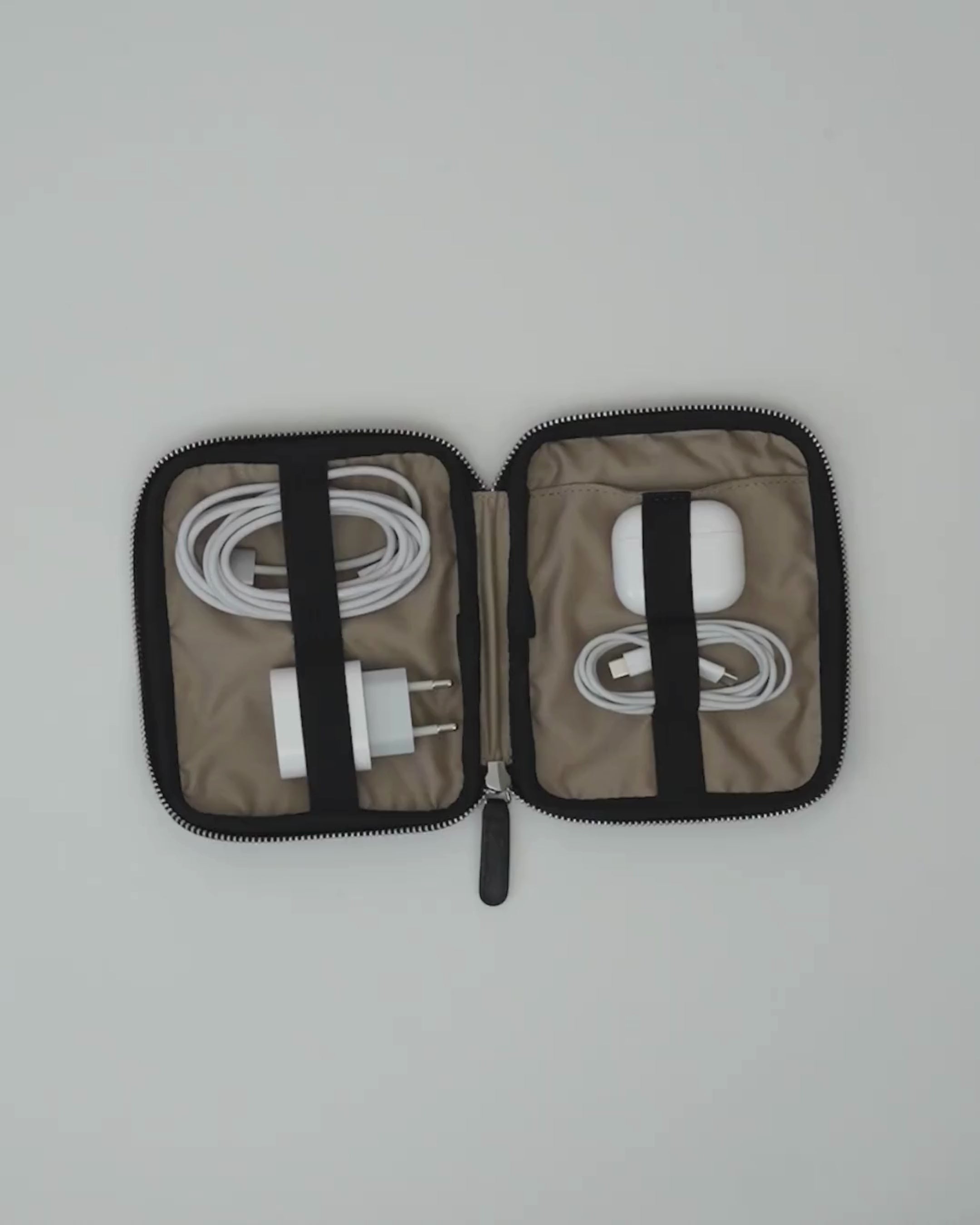 ALEMI Zurich | TECHNOPARK SMALL | Accessoires | Black with Silver Hardware | Soft Grain Leather | Video