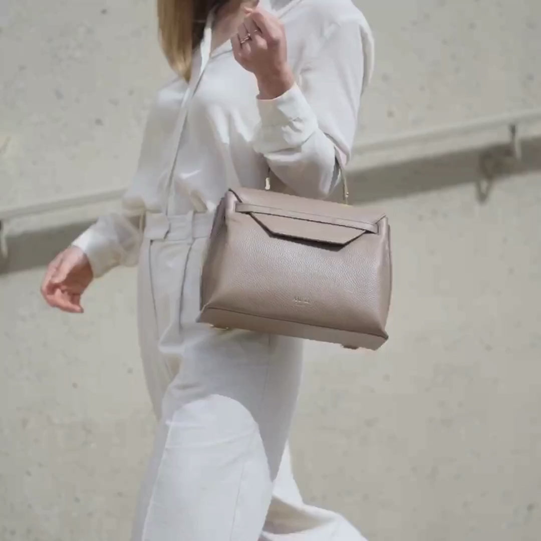 AMELI Zurich | VIADUKT | Greige | Soft Grain Leather | ModelAMELI Zurich | VIADUKT | Greige | Soft Grain Leather | Video