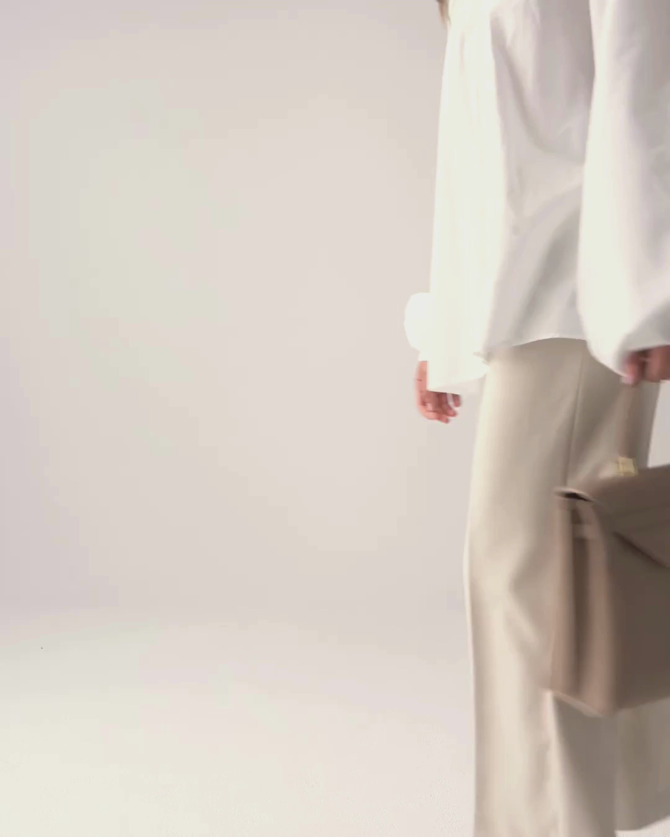 ALEMI Zurich | VIADUKT DAY | Laptop Bag | Greige | Soft Grain Leather | Video