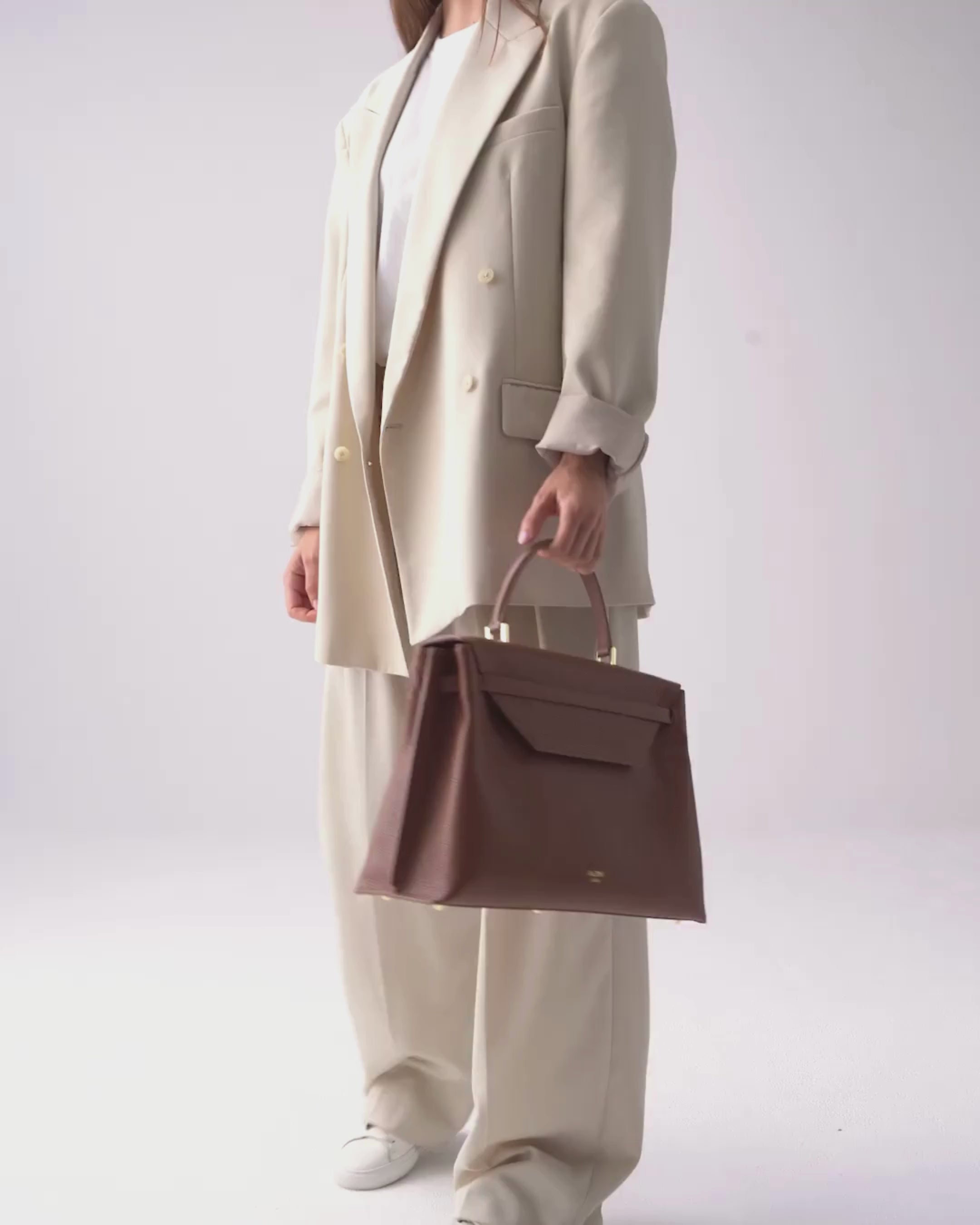 ALEMI Zurich | VIADUKT DAY | Laptop Bag | Cognac | Soft Grain Leather | Video