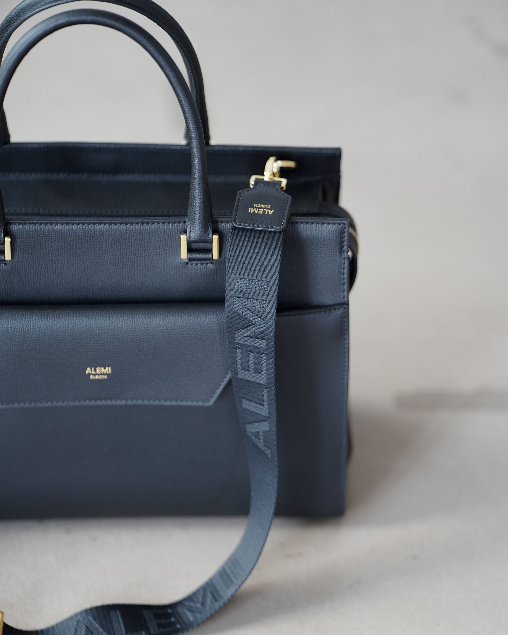ALEMI Zurich | Adjustable Strap | Black | Pebbled Leather | Strap on Central Laptopbag