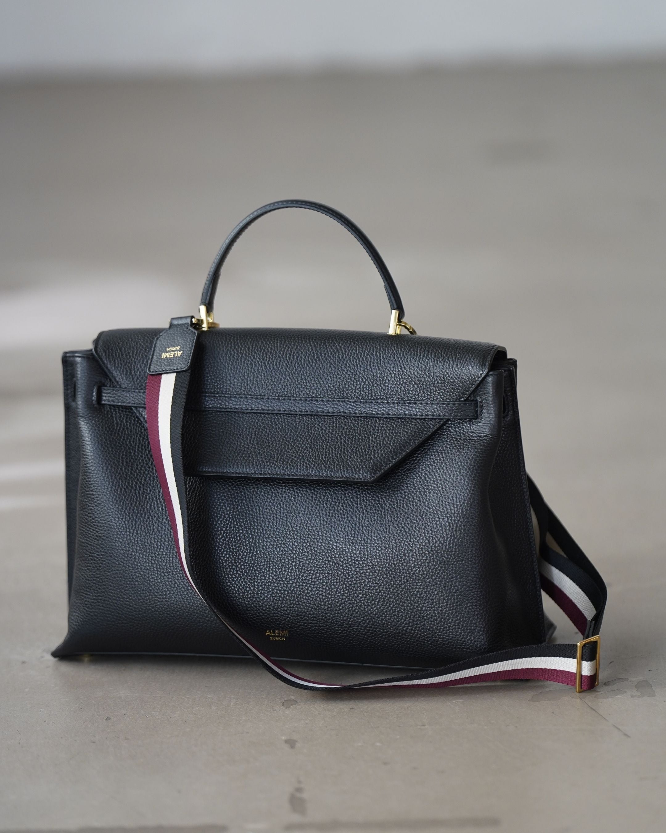 ALEMI Zurich | Adjustable Strap | Black with Maroon | Soft Grain Leather | Strap on Viadukt Day Laptopbag
