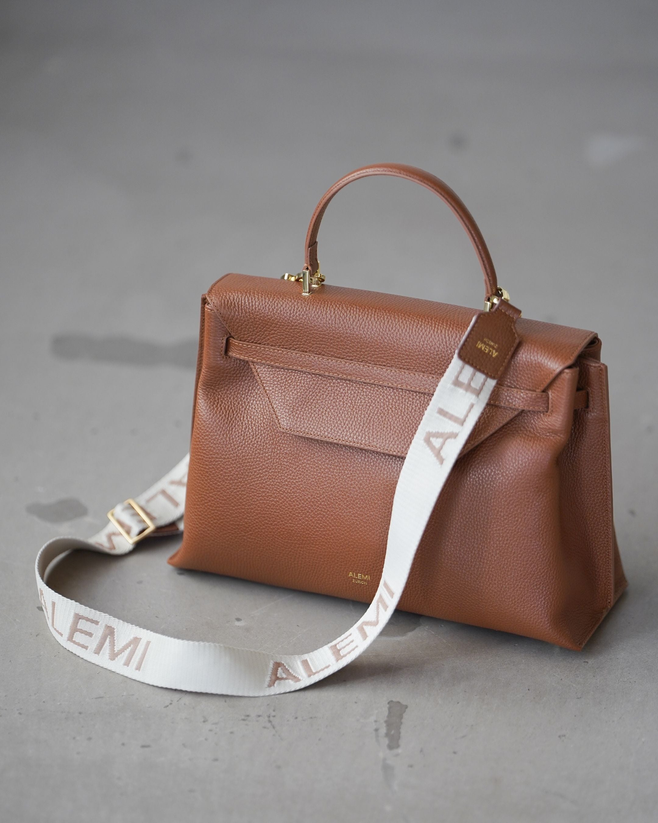 ALEMI Zurich | Adjustable Strap | Cognac | Soft Grain Leather | Strap on Viadukt Day Laptopbag