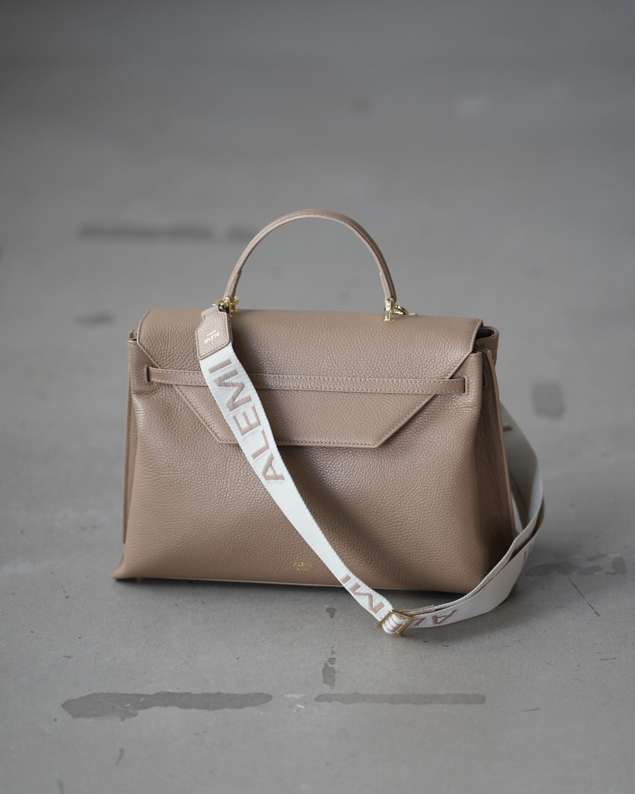 ALEMI Zurich | Adjustable Strap | Greige | Soft Grain Leather | Strap on Viadukt Work Laptopbag