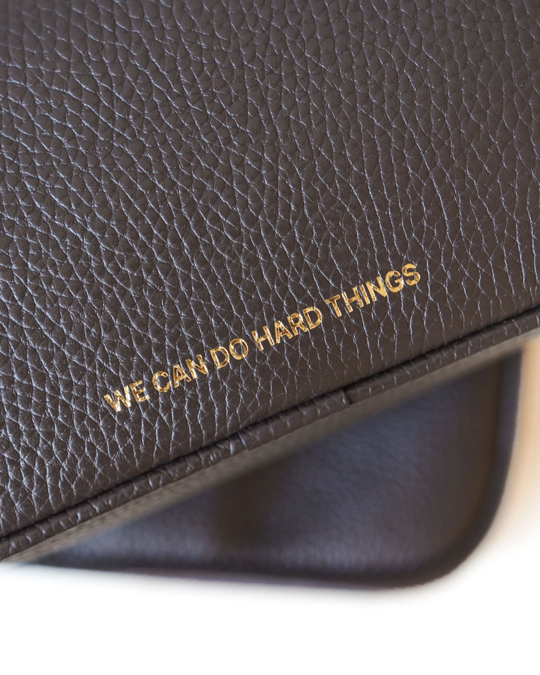 ALEMI Zurich | BELVOIR | Small Bag | Dark Brown Embossed | Soft Grain Leather | Bag slogan detail close-up