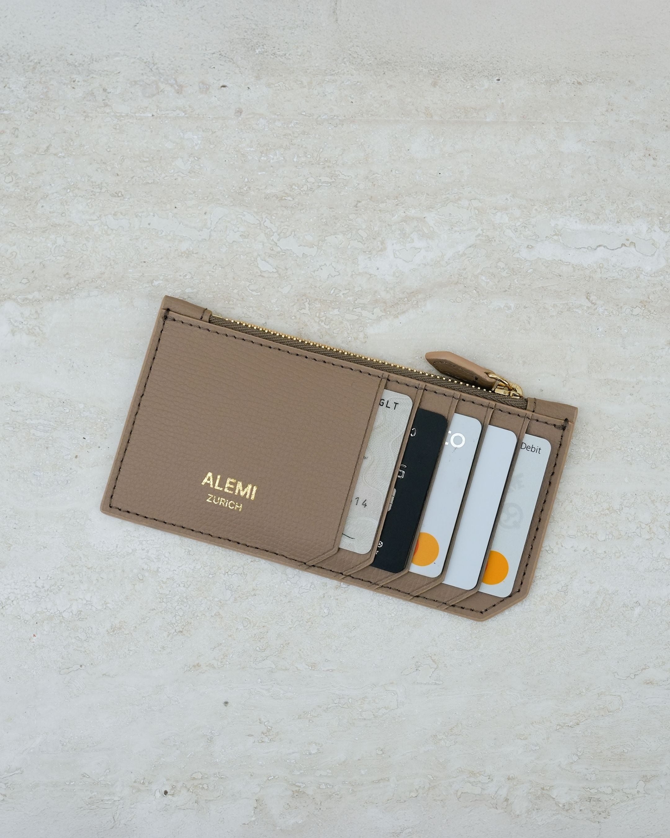 ALEMI Zurich | CARDHOLDER | Accessoires | Greige | Pebbled Leather | Front with cards