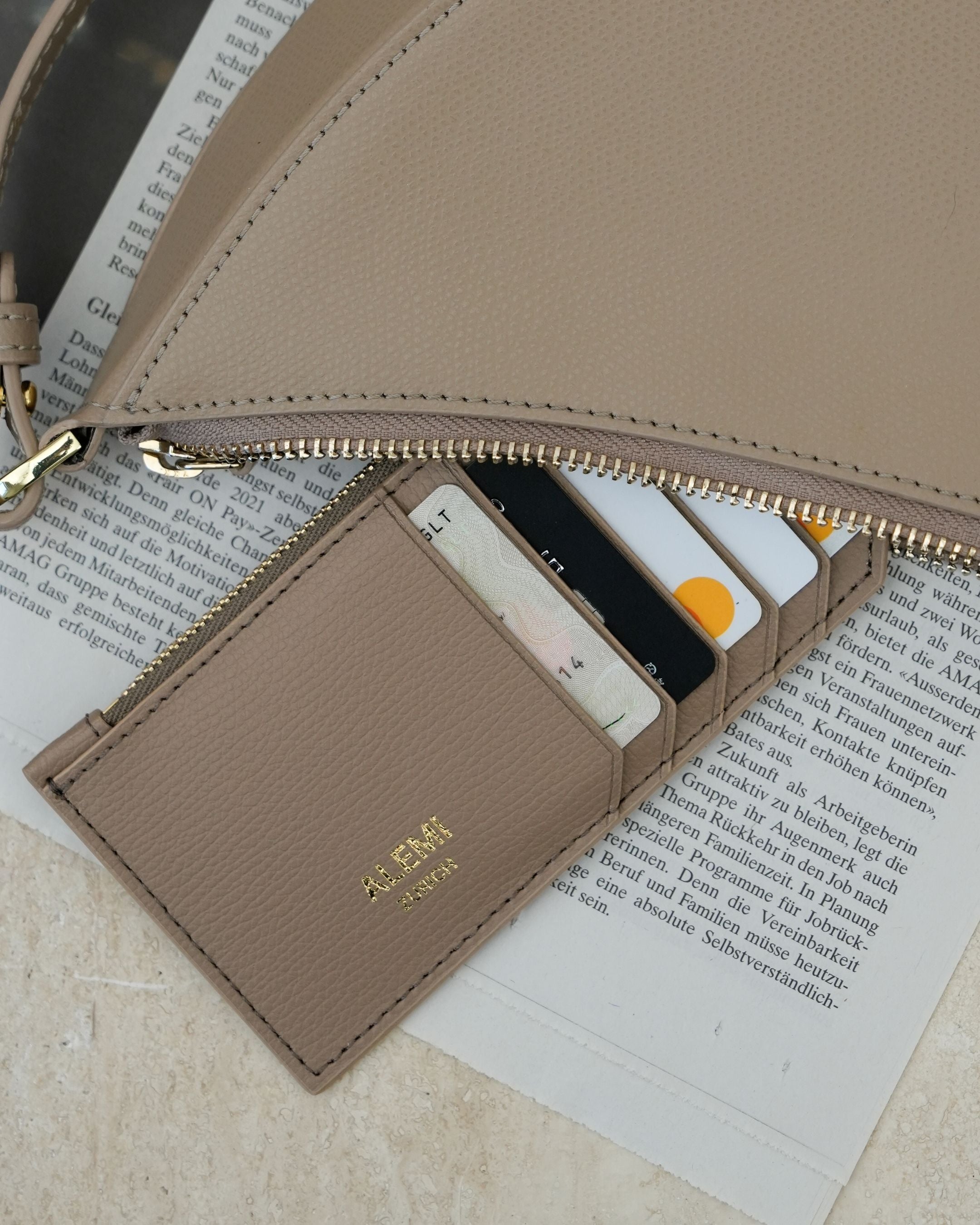 ALEMI Zurich | CARDHOLDER | Accessoires | Greige | Pebbled Leather | Front with item