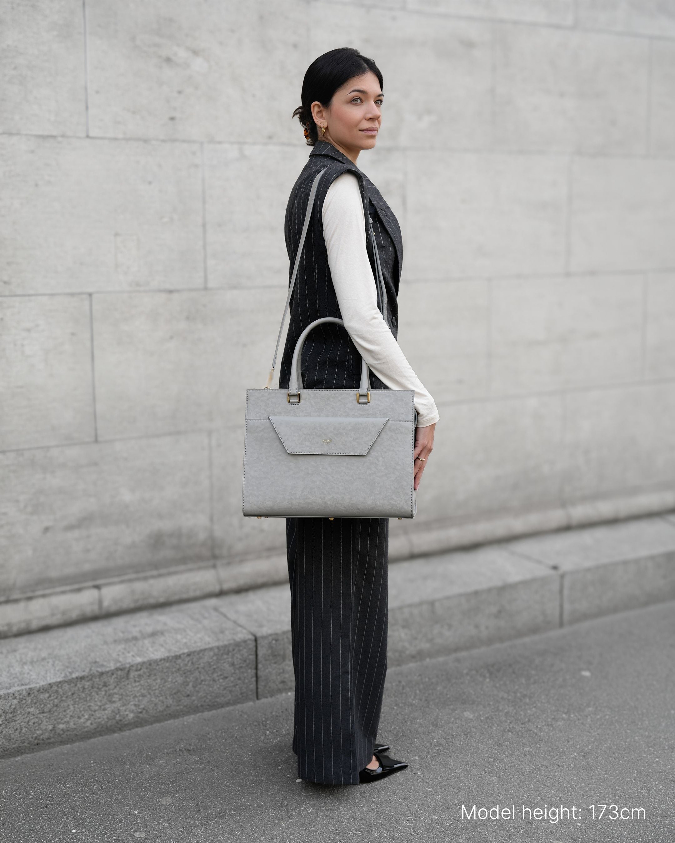 ALEMI Zurich | CENTRAL | Laptop Bag | Slate Gray | Pebbled Leather | Bag on model