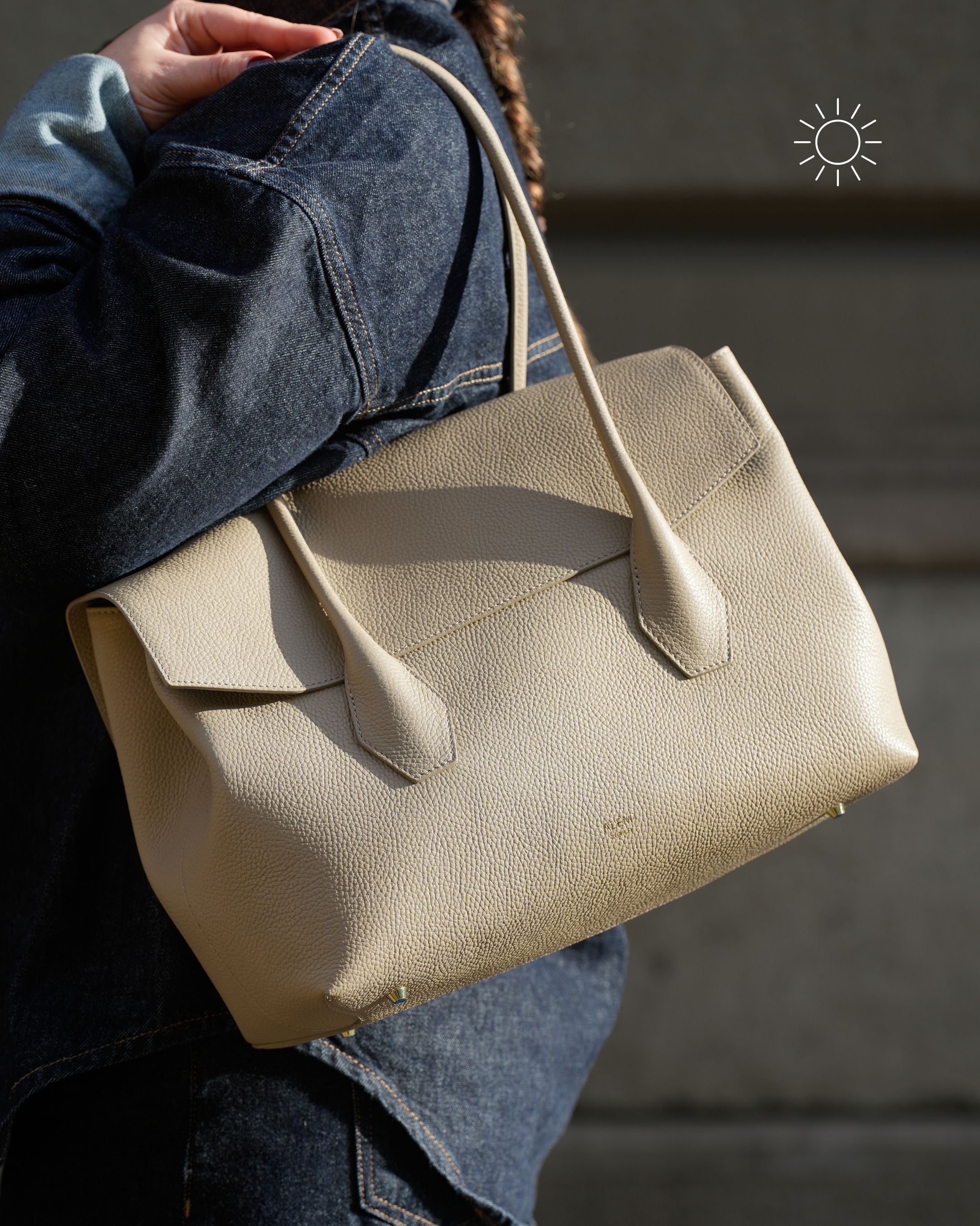ALEMI Zurich | IDA | Laptop Bag | Beige|  Soft Grain Leather | Bag in the sun