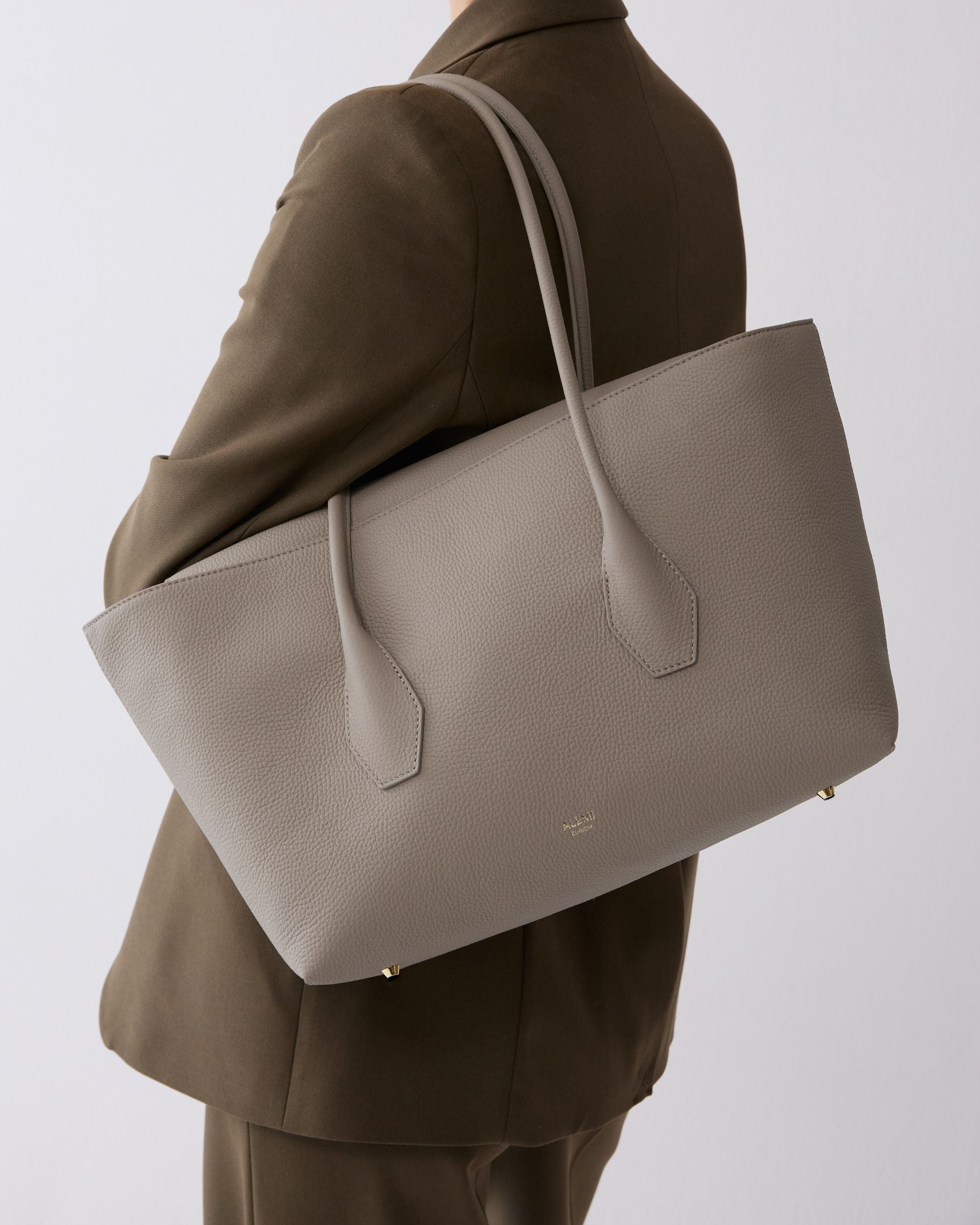 ALEMI Zurich | IDA | Laptop Bag | Beige|  Soft Grain Leather | Bag wide on shoulder