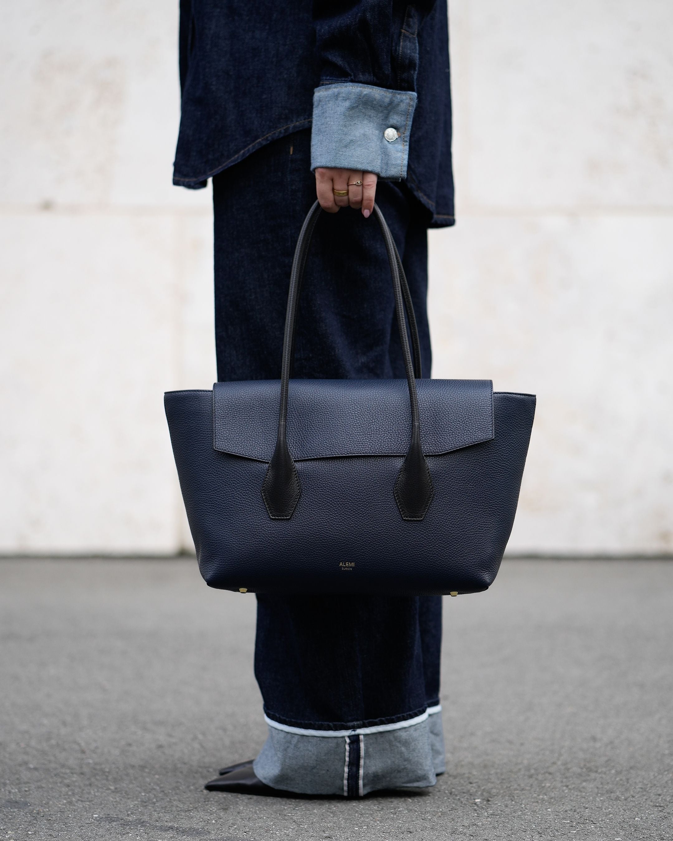 ALEMI Zurich | IDA | Laptop Bag |  Black-Navy | Soft Grain Leather | Top Handle