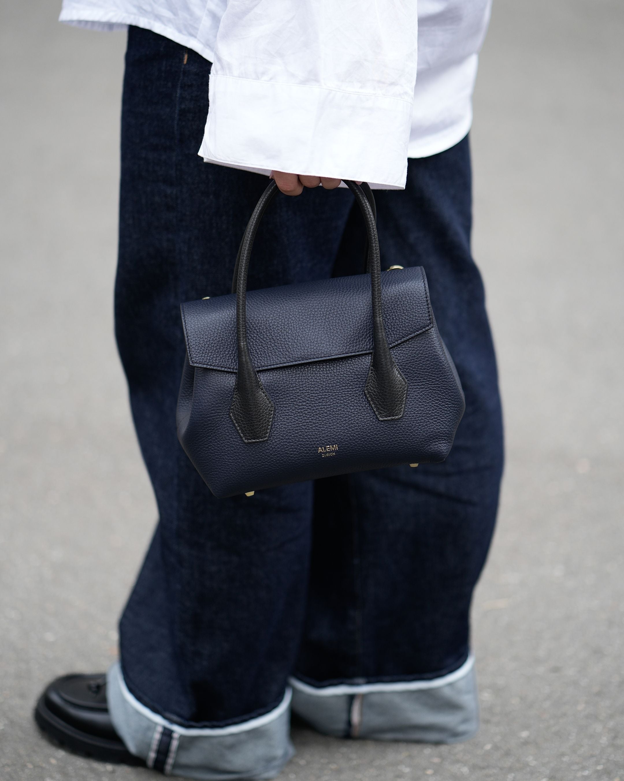 ALEMI Zurich | IDA SMALL | Small Bag | Black-Navy | Soft Grain Leather | Top handle on Model