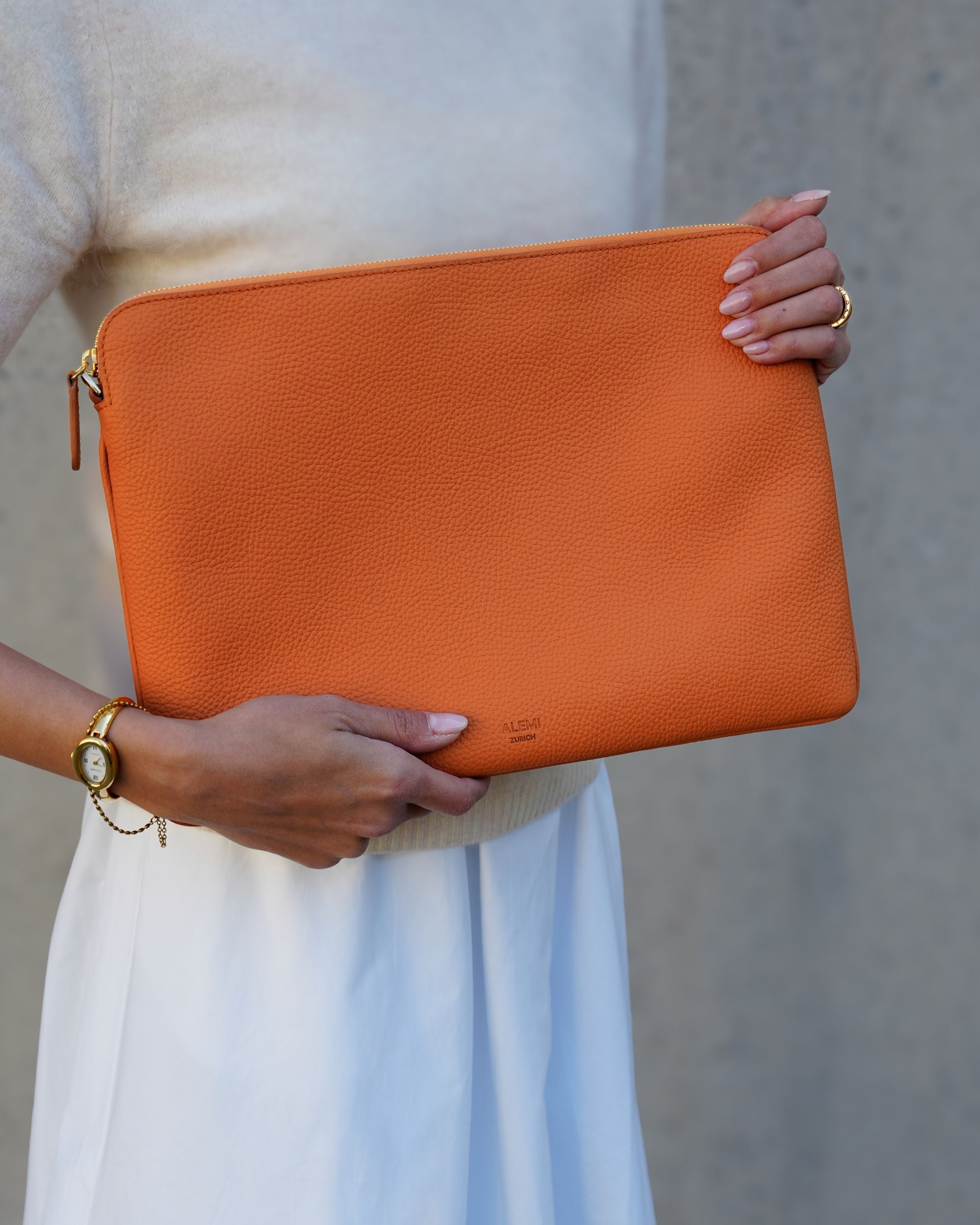 ALEMI Zurich | LAPTOP CASE | Accessoires | Burnt Orange | Soft Grain Leather | On Model
