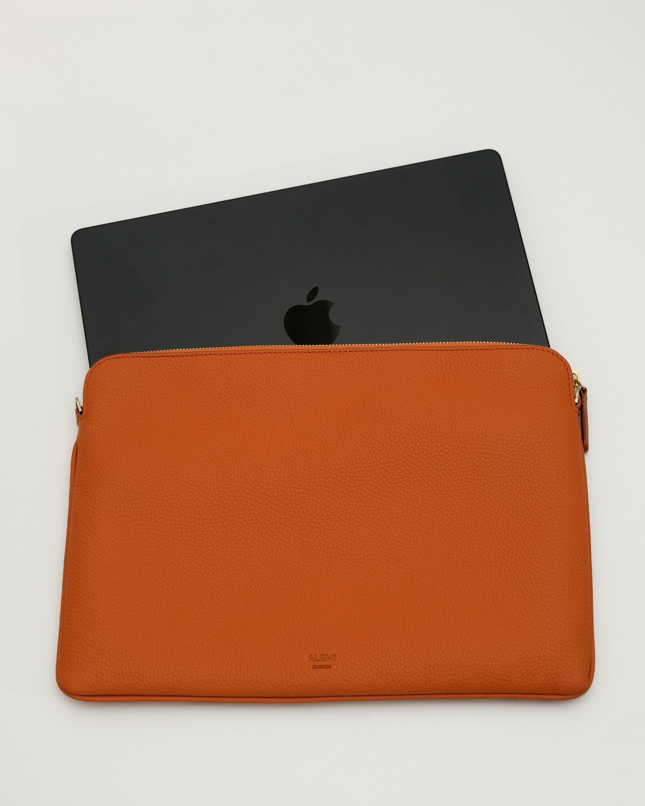 ALEMI Zurich | LAPTOP CASE | Accessoires | Burnt Orange | Soft Grain Leather | With Laptop