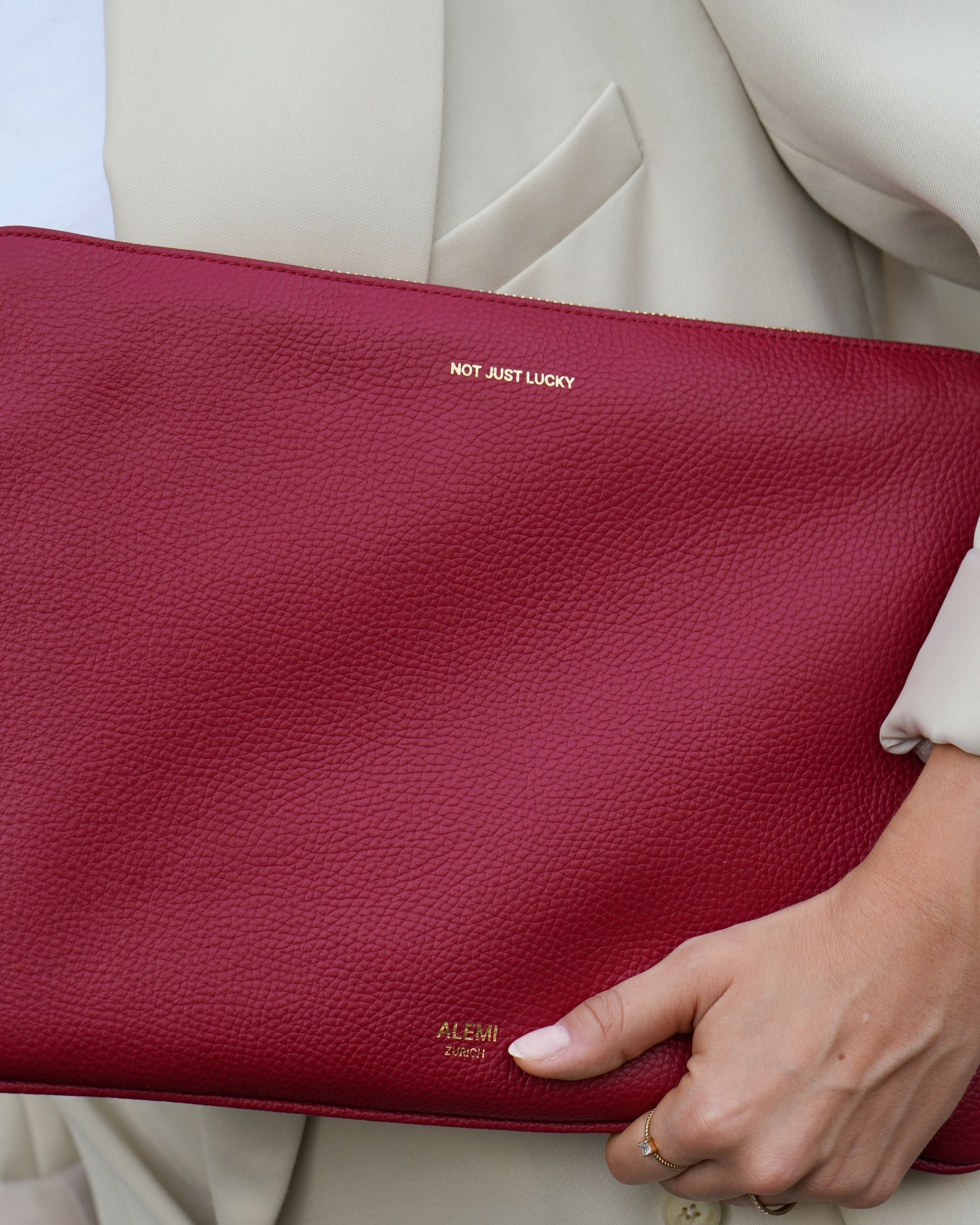 ALEMI Zurich | LAPTOP CASE | Accessoires | Red | Soft Grain Leather | Model carrying laptop case