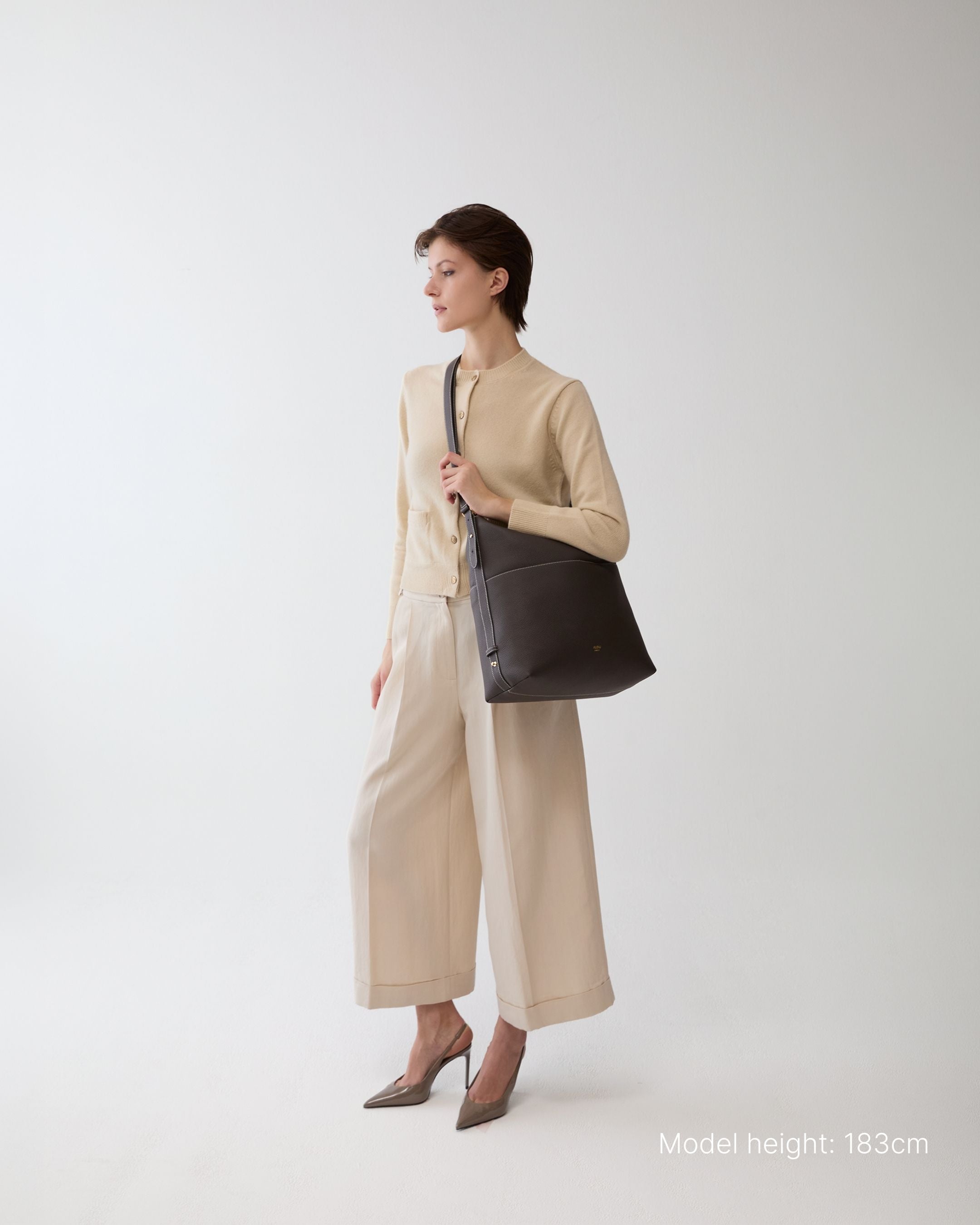ALEMI Zurich | LETTEN | Laptop Bag | Dark Brown | Soft Grain Leather | Bag cross-body on model