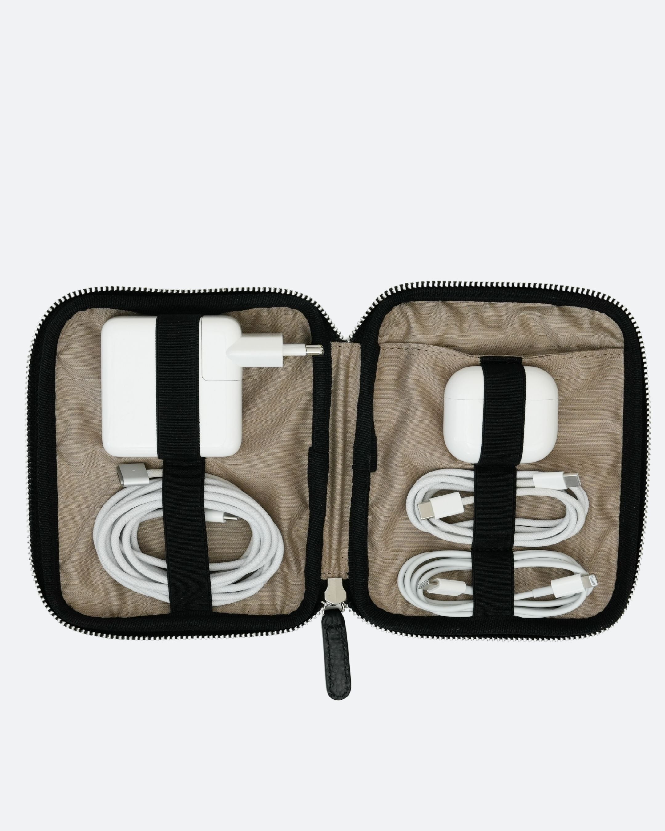 ALEMI Zurich | TECHNOPARK SMALL | Accessoires | Black with Silver Hardware | Soft Grain Leather | Inside with equipment white