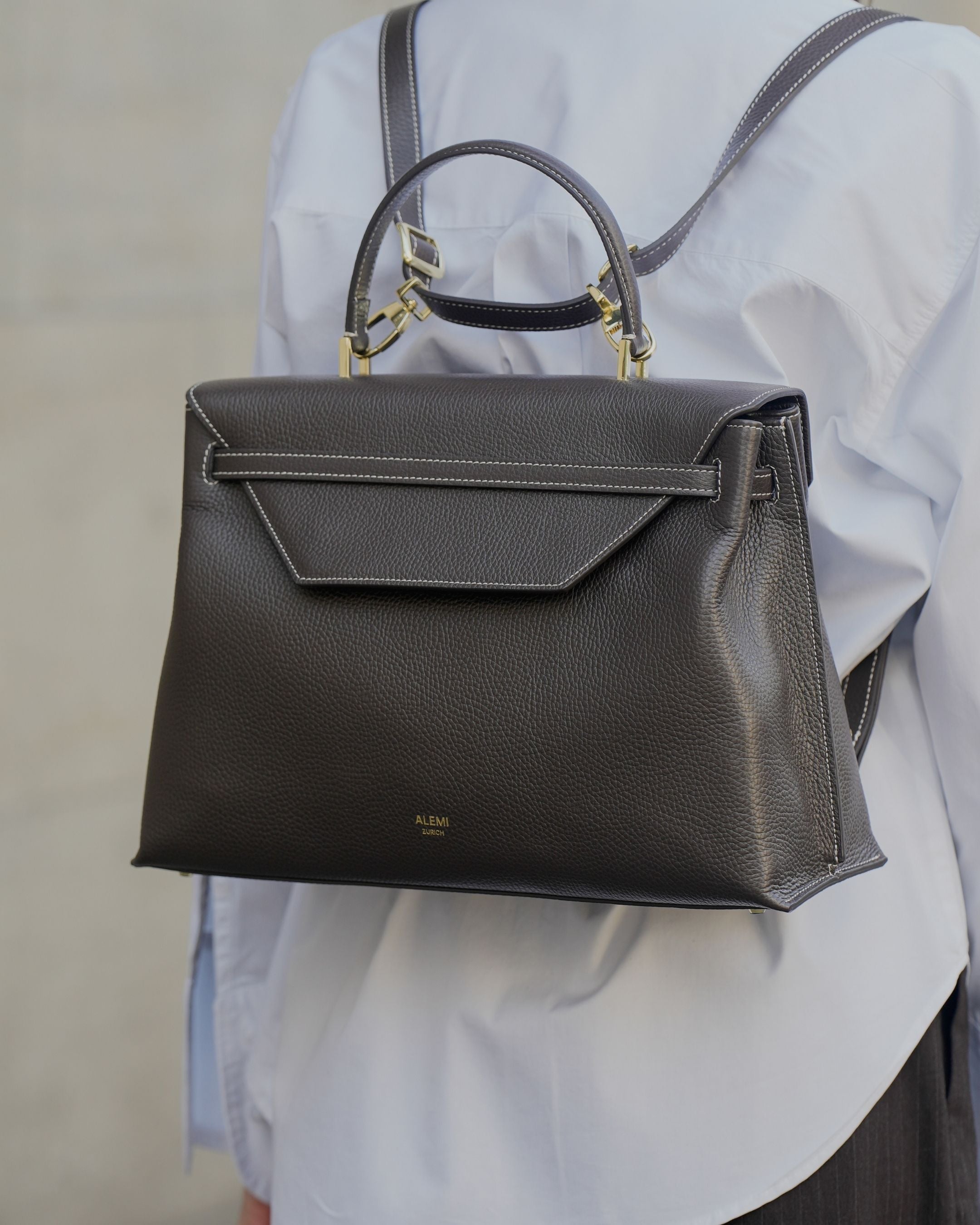 ALEMI Zurich | VIADUKT DAY | Laptop Bag | Dark Brown | Soft Grain Leather | Bag as backpack on model