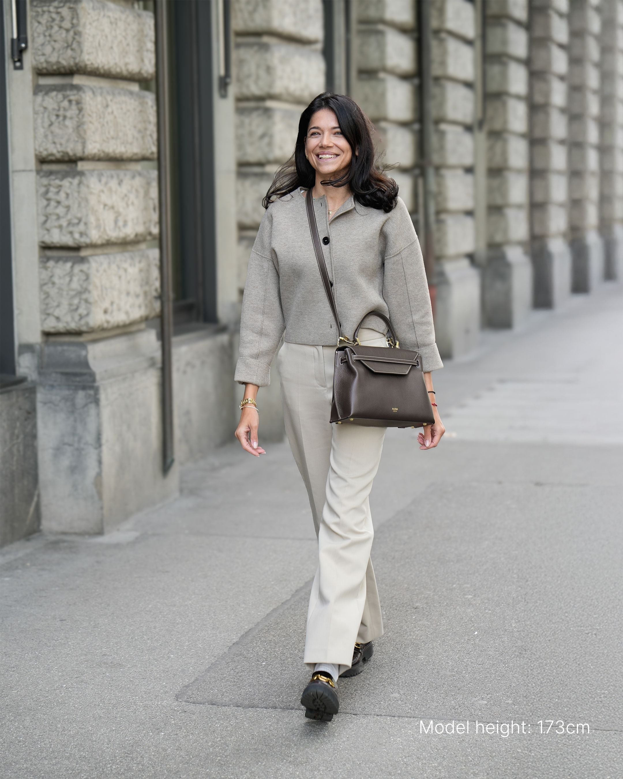 ALEMI Zurich | VIADUKT | Small Bag | Dark Brown | Soft Grain Leather | Bag cross-body on model