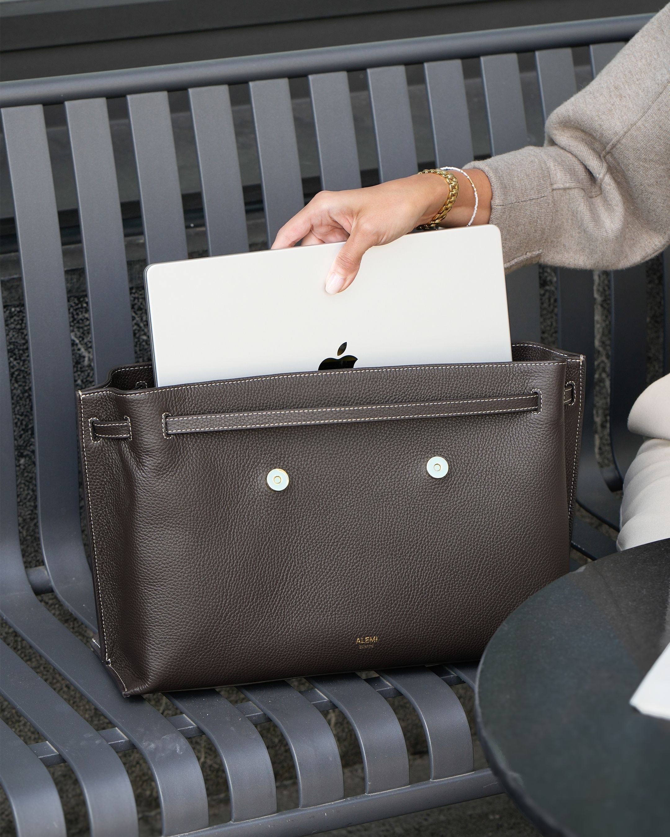 ALEMI Zurich | VIADUKT WORK | Laptop Bag | Dark Brown | Soft Grain Leather | Bag with laptop