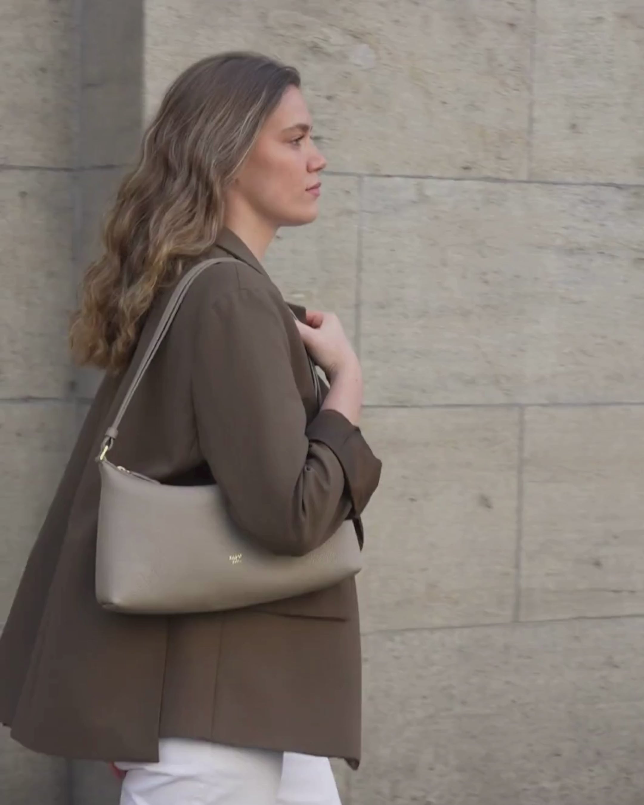 ALEMI Zurich | LETTEN SMALL | Small Bag | Beige I Soft Grain Leather | Bag video
