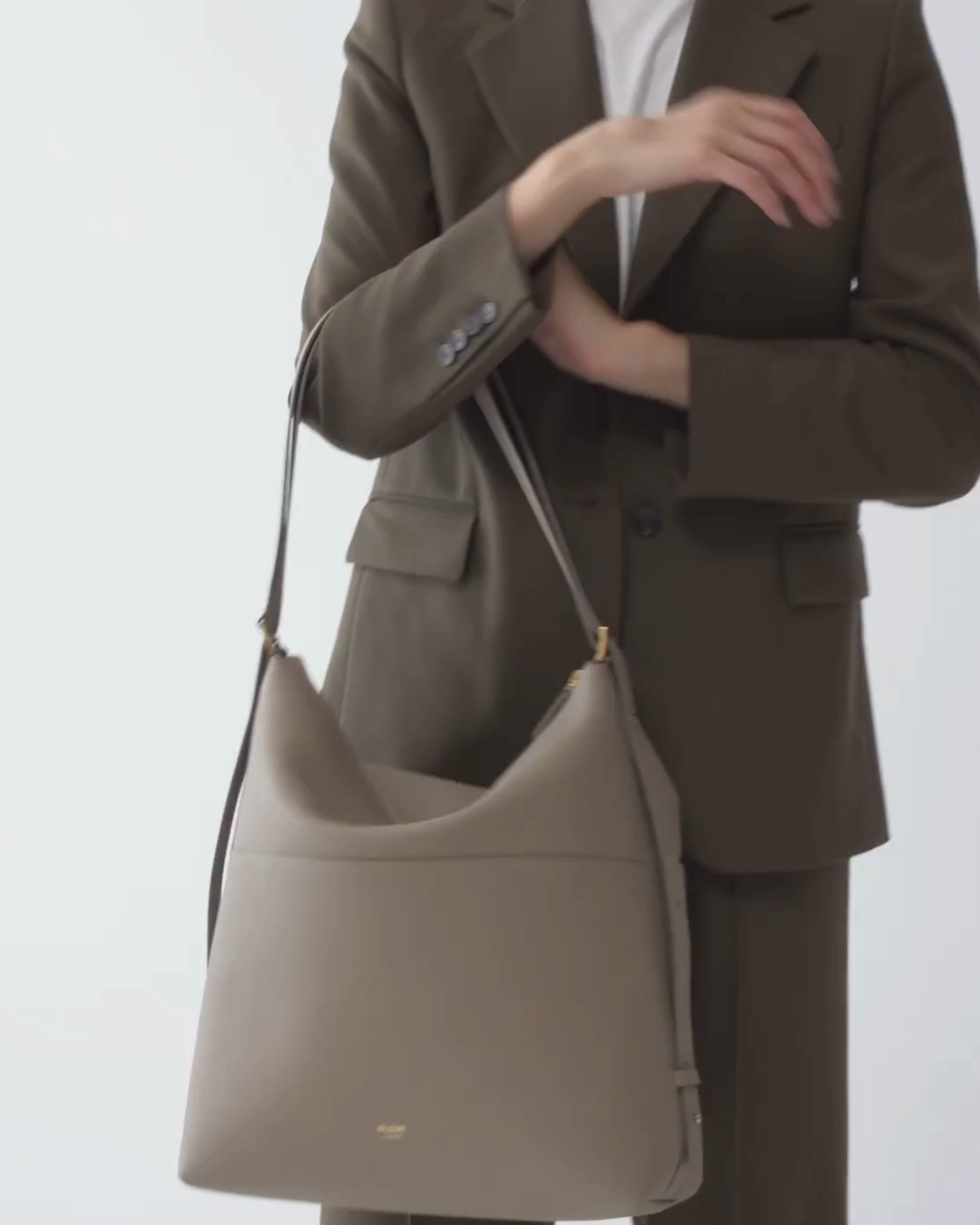 ALEMI Zurich | LETTEN | Laptop Bag | Beige | Soft Grain Leather | Bag video