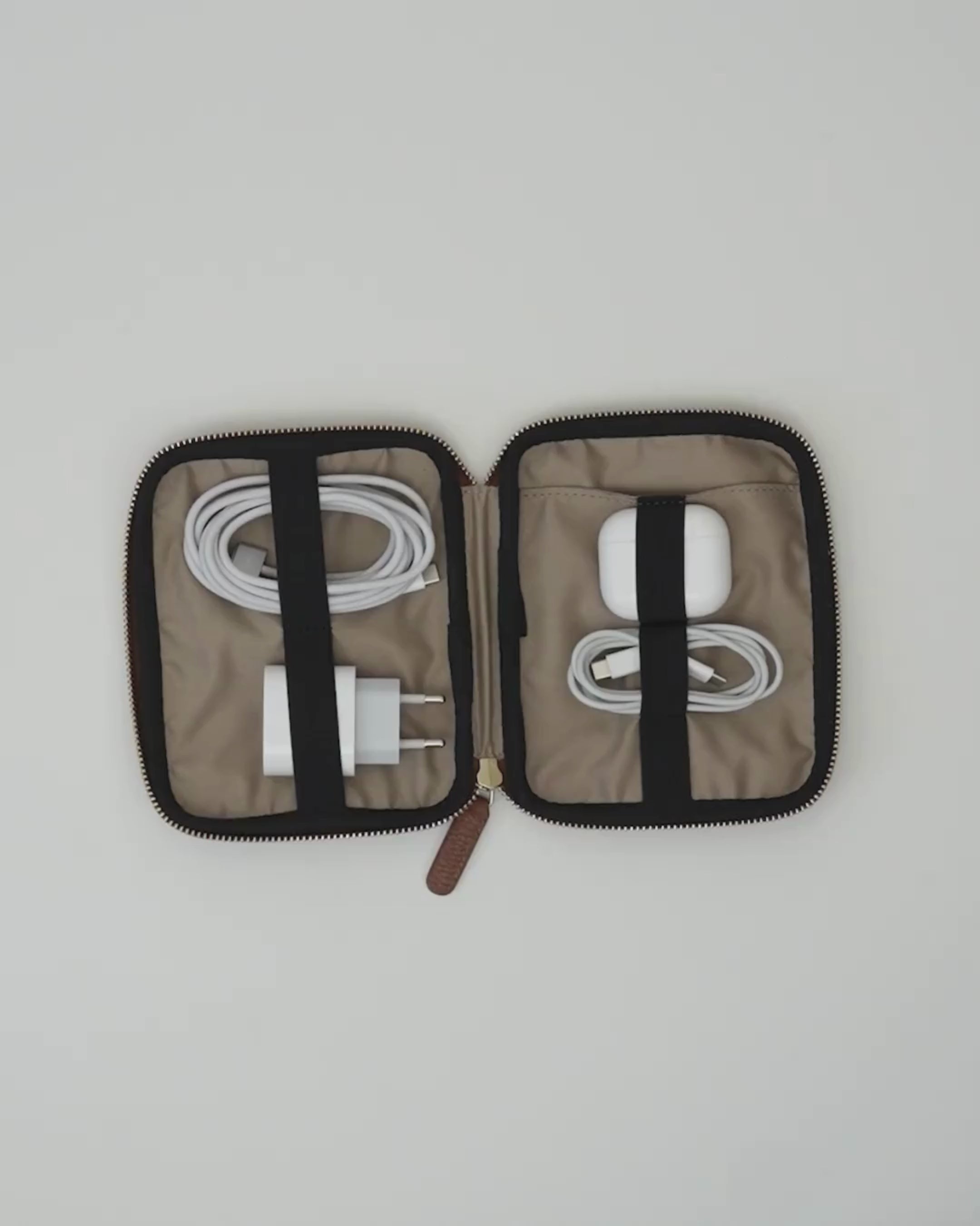 ALEMI Zurich | TECHNOPARK SMALL | Accessoires | Cognac | Soft Grain Leather | Video