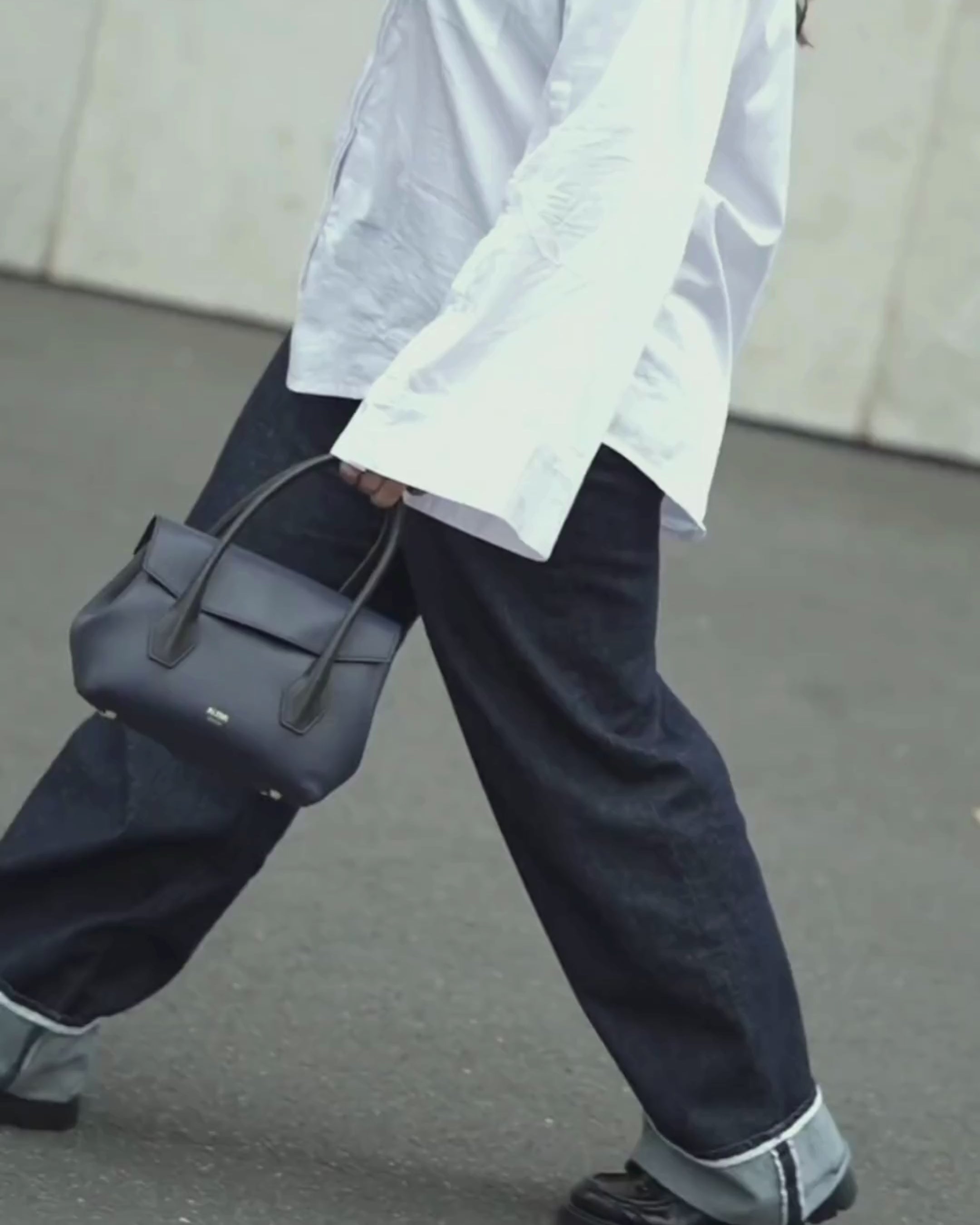 ALEMI Zurich | IDA SMALL | Small Bag | Black-Navy | Soft Grain Leather | Video