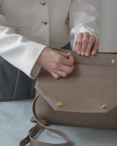ALEMI Zurich | VIADUKT WORK | Laptop Bag | Greige | Soft Grain Leather | Video packing